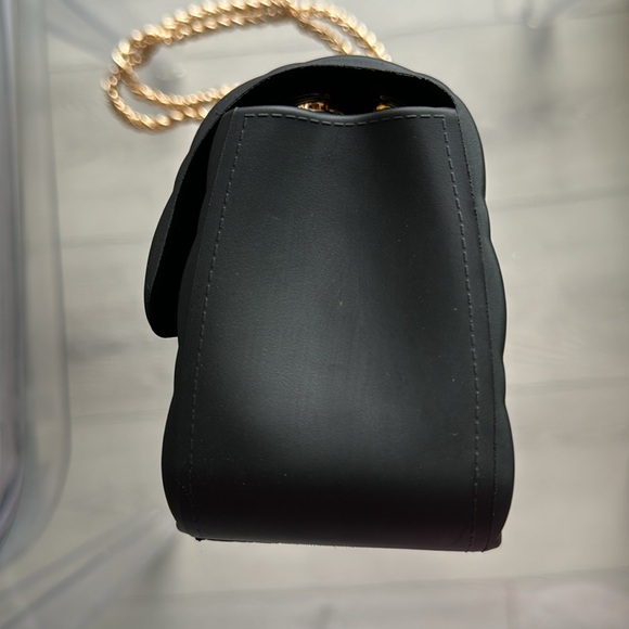 Quilted Matte Black Jelly Purse with adjustable Gold Chain Strap
BRAND NEW! - Picture 3 of 12